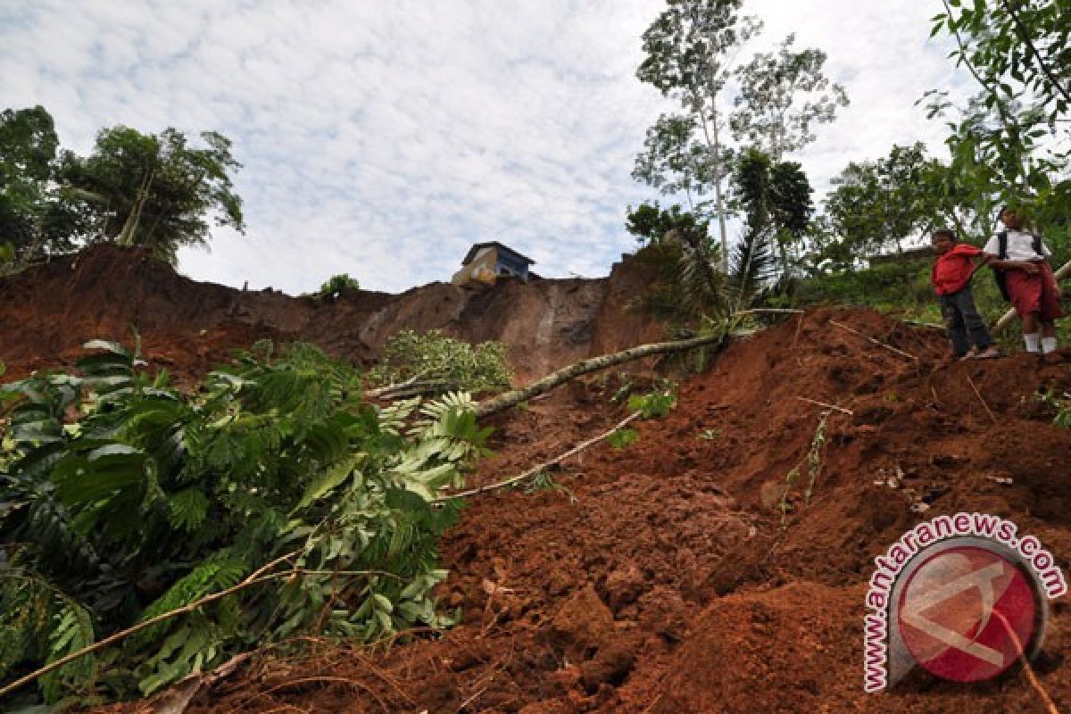 Rumah warga Gunung Kidul tertimpa tanah longsor