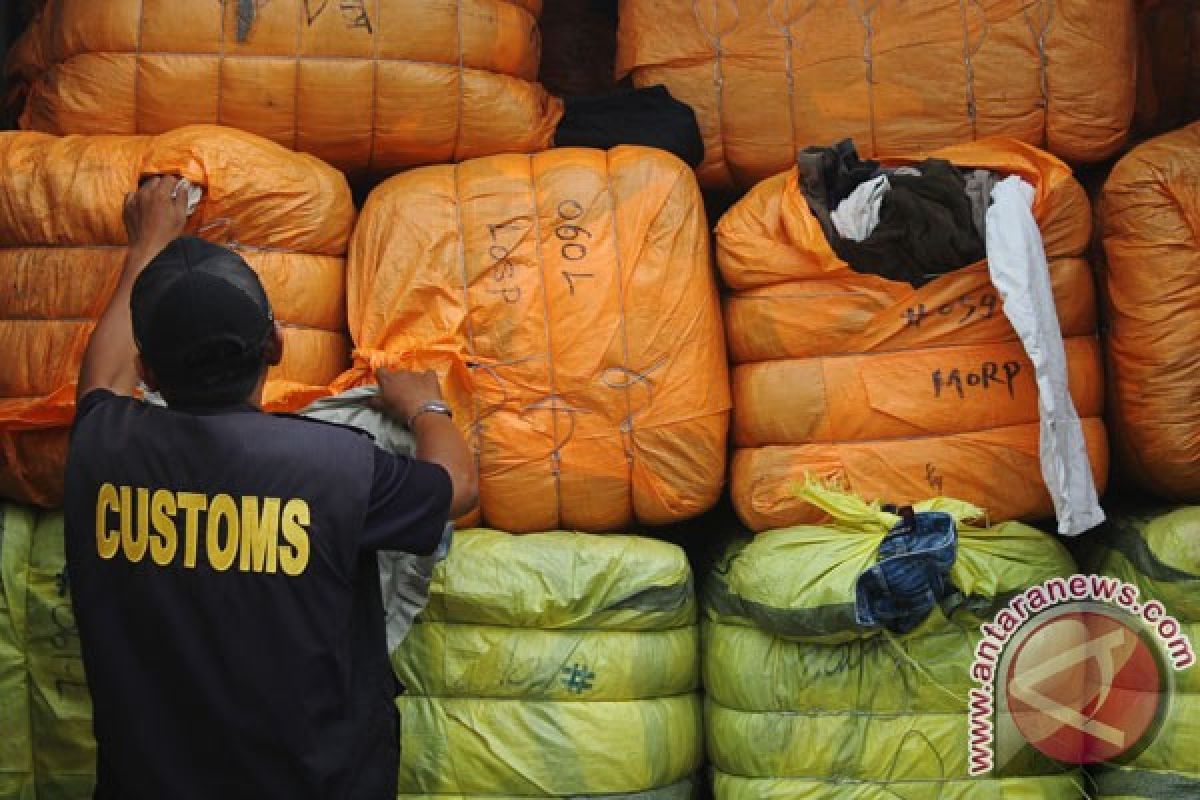 Bea Cukai gagalkan impor 17 kontainer pakaian bekas