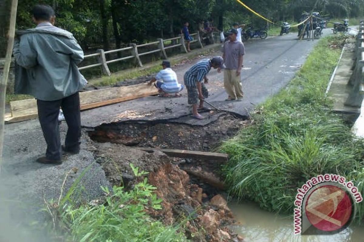 Warga Desa Mendala OKU bangun jembatan darurat 