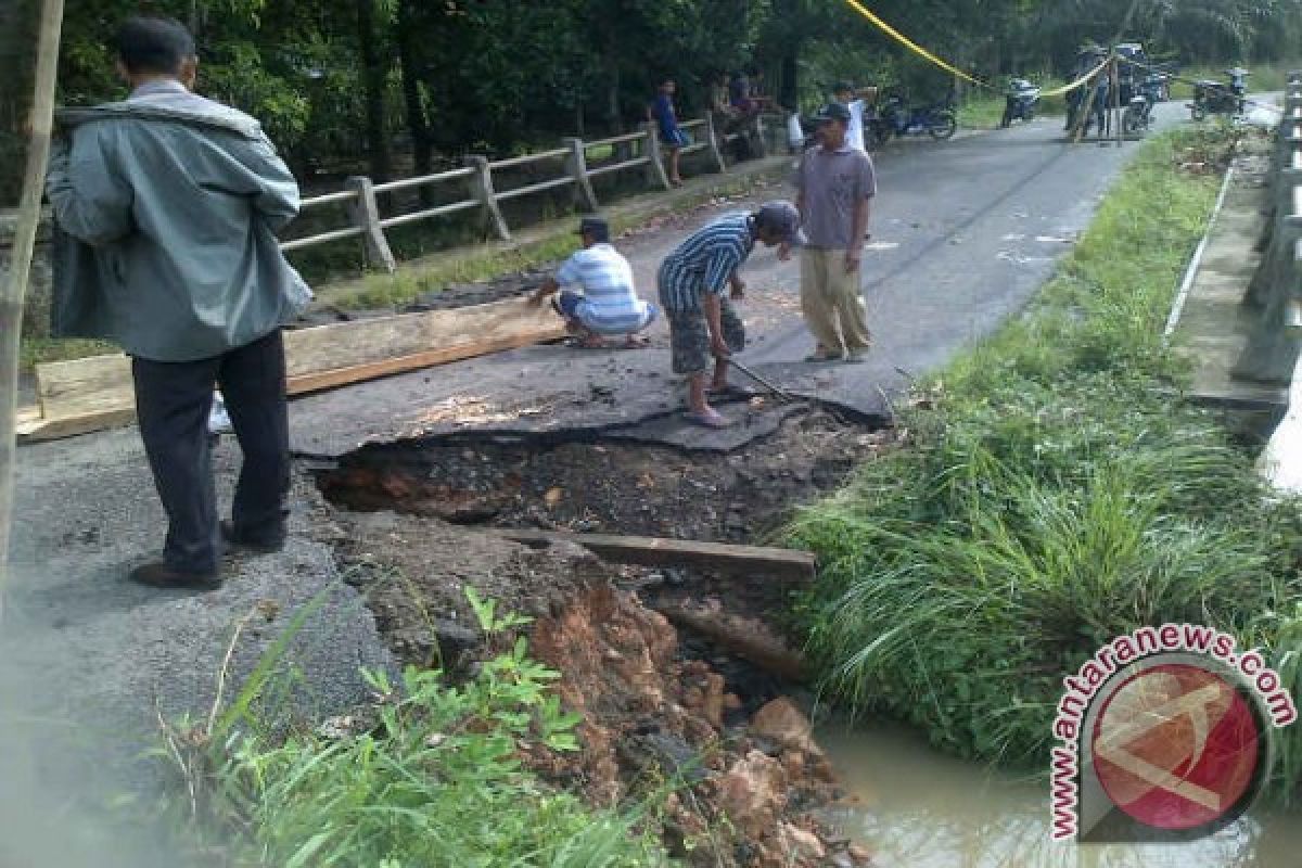 Jembatan penghubung empat desa Kecamatan Lengkiti roboh