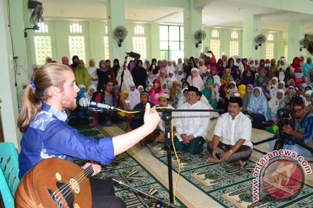 Vokalis Debu Nostalgia di Ponpes Darul Muhlisin 