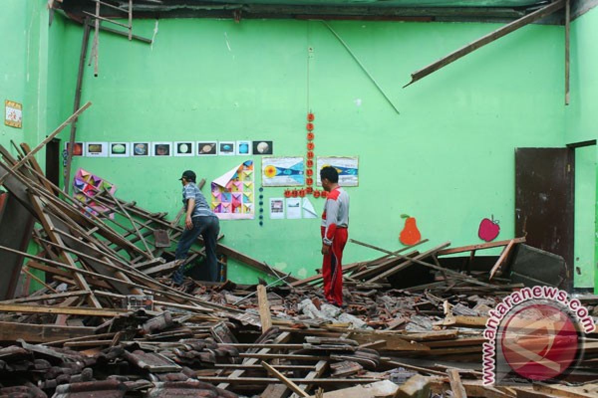 Polisi Sukabumi selidiki ambruknya atap tempat seminar