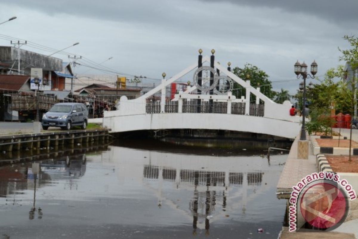 Pemkot Bongkar Paksa 12 Jembatan Sungai Jawi