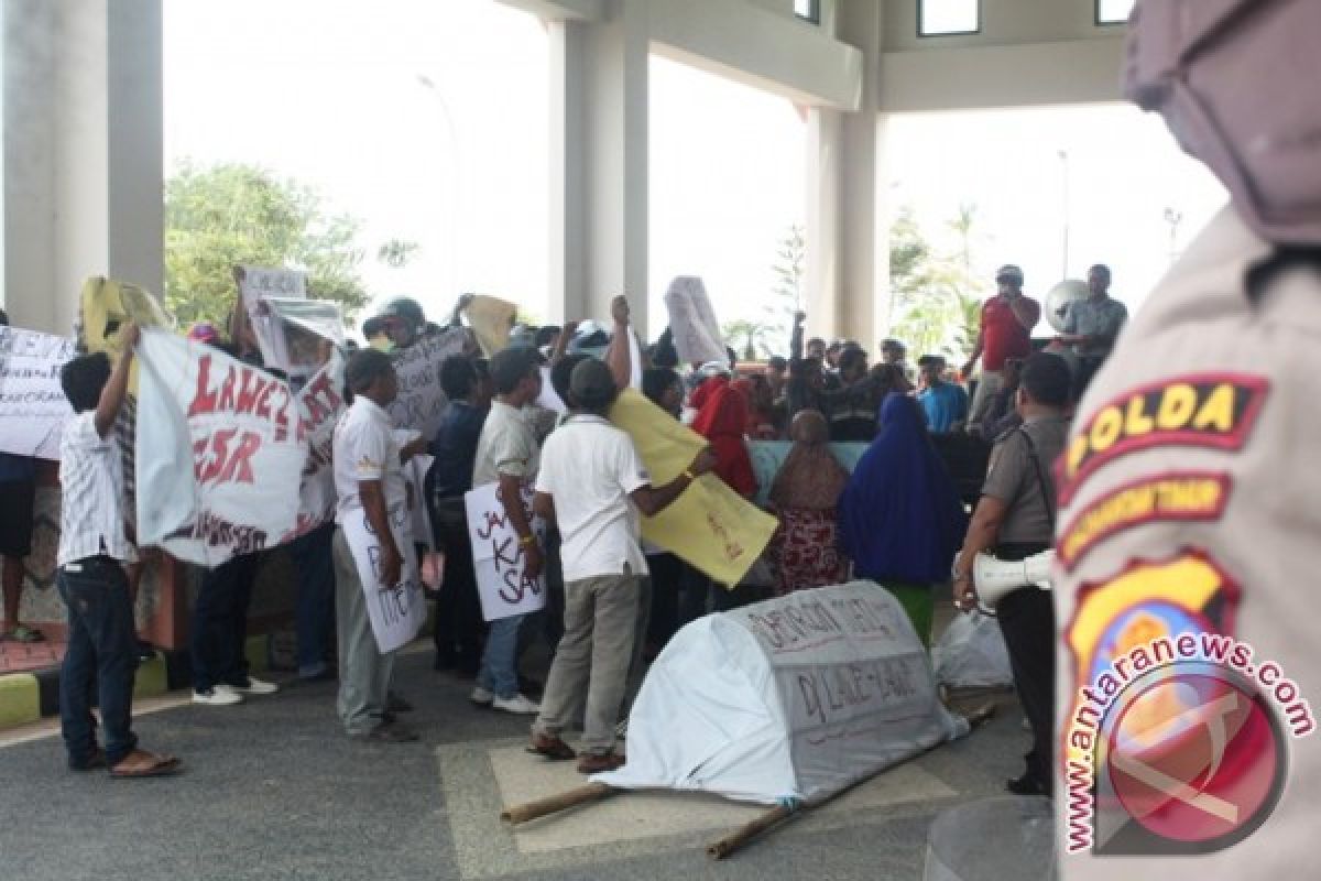 Warga Penajam Demo Kantor DPRD Terkait Pencemaran