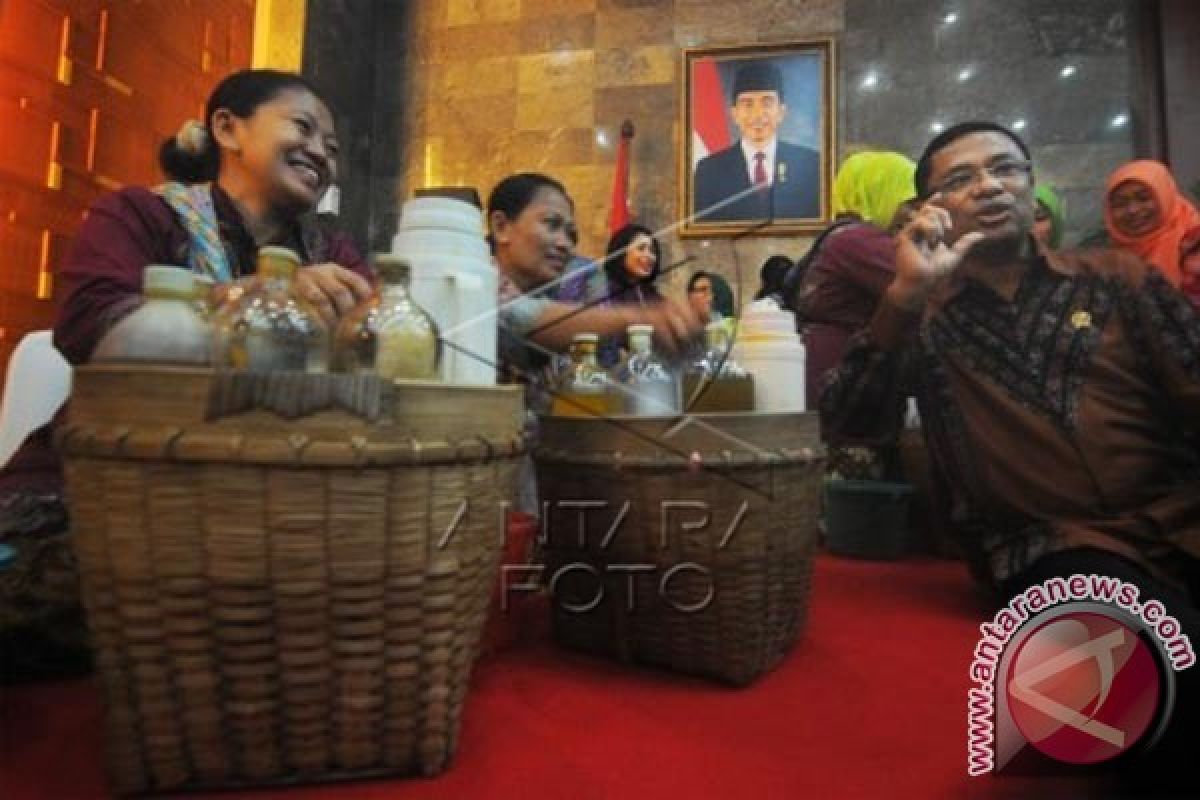 Menteri Perindustrian Promosi Jamu 