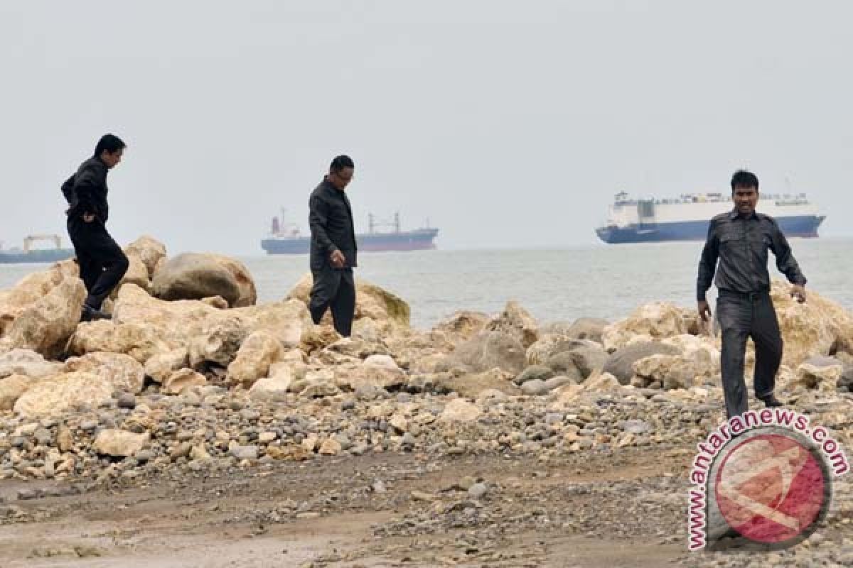 Dua ribuan warga di Makassar ikut bersih pantai dan laut dari sampah