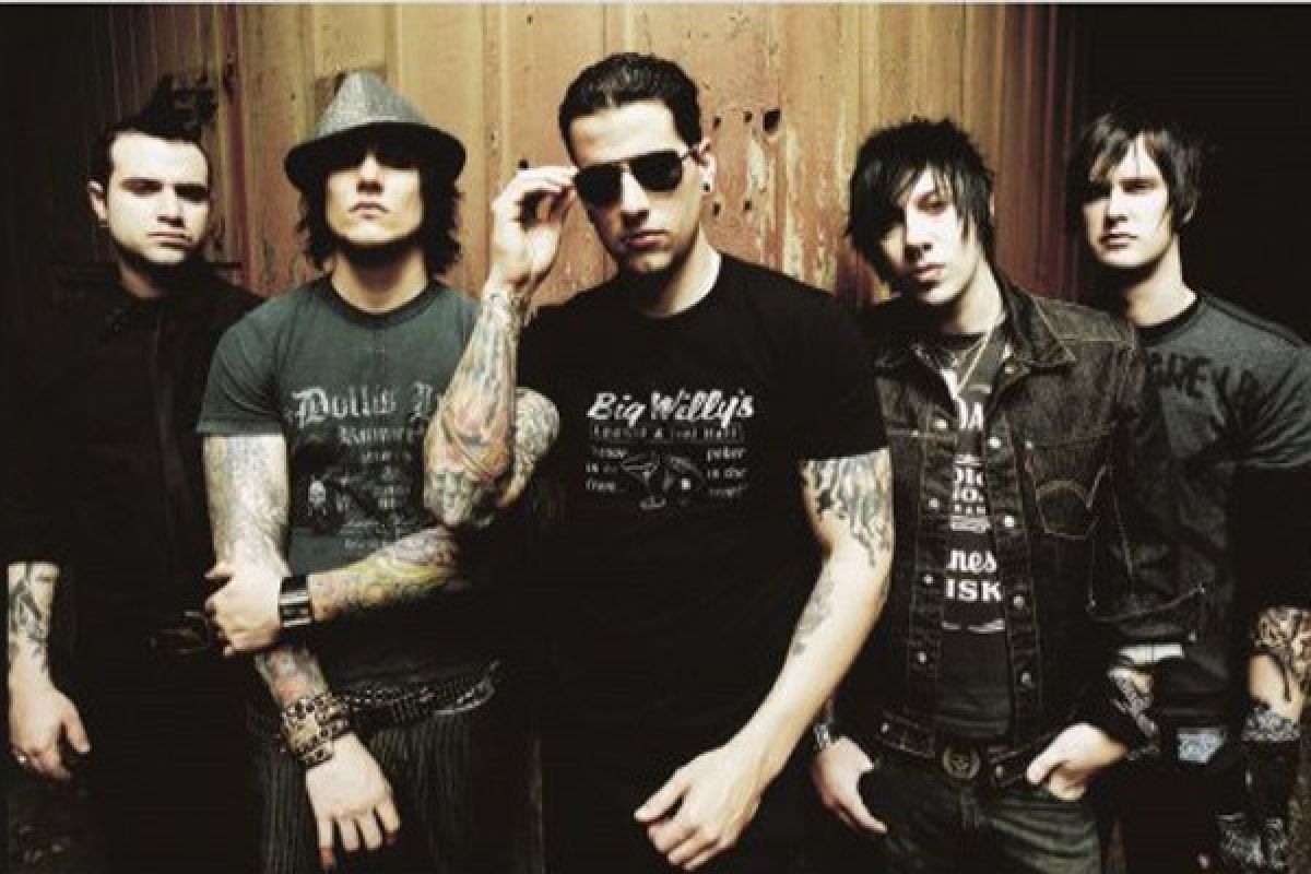 Lirik lagu hits Avenged Sevenfold "Dear God"