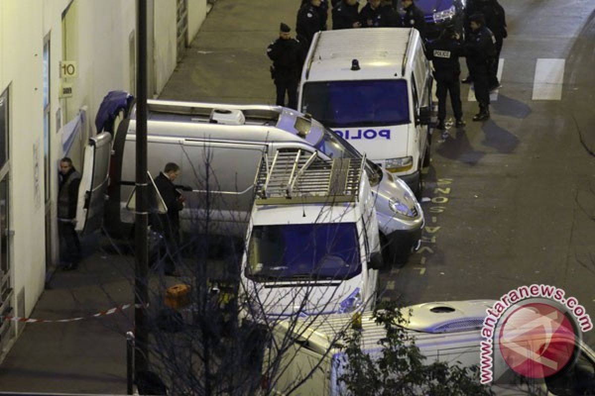 Empat orang ditusuk di dekat kantor lama Charlie Hebdo
