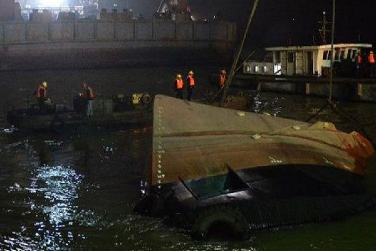 China confirms 21 dead, one missing after tug b oat sinks in Yangtze