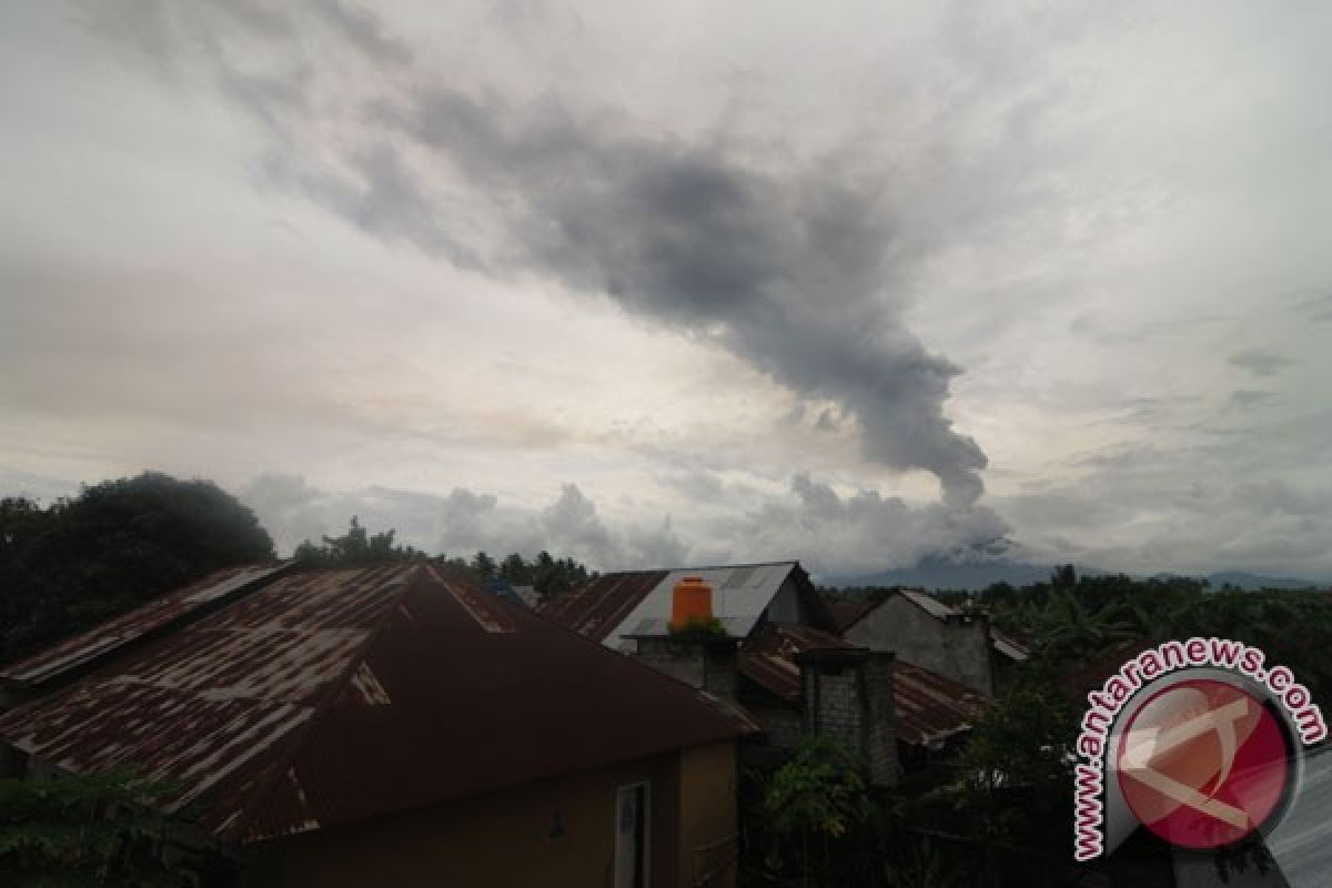 Mount Soputan in North Sulawesi erupts