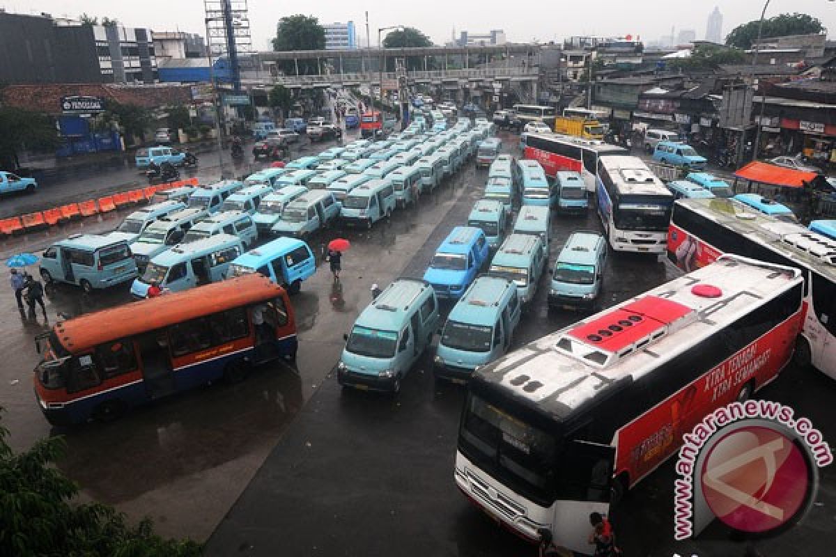 Bensin naik-turun, supir angkot harap konversi ke gas