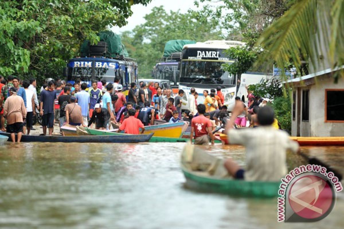 BPBD Landak Kalbar lakukan evakuasi korban banjir