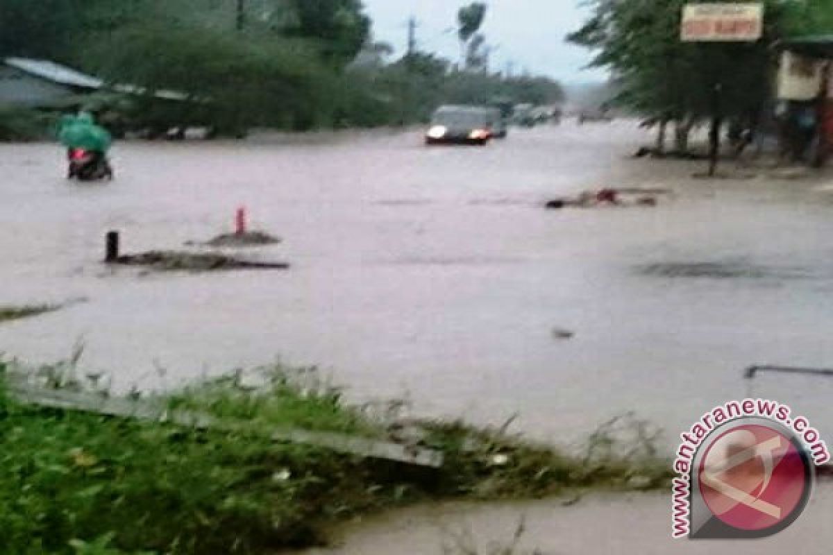 Banjir Rendam Sejumlah Jalan di Singkawang
