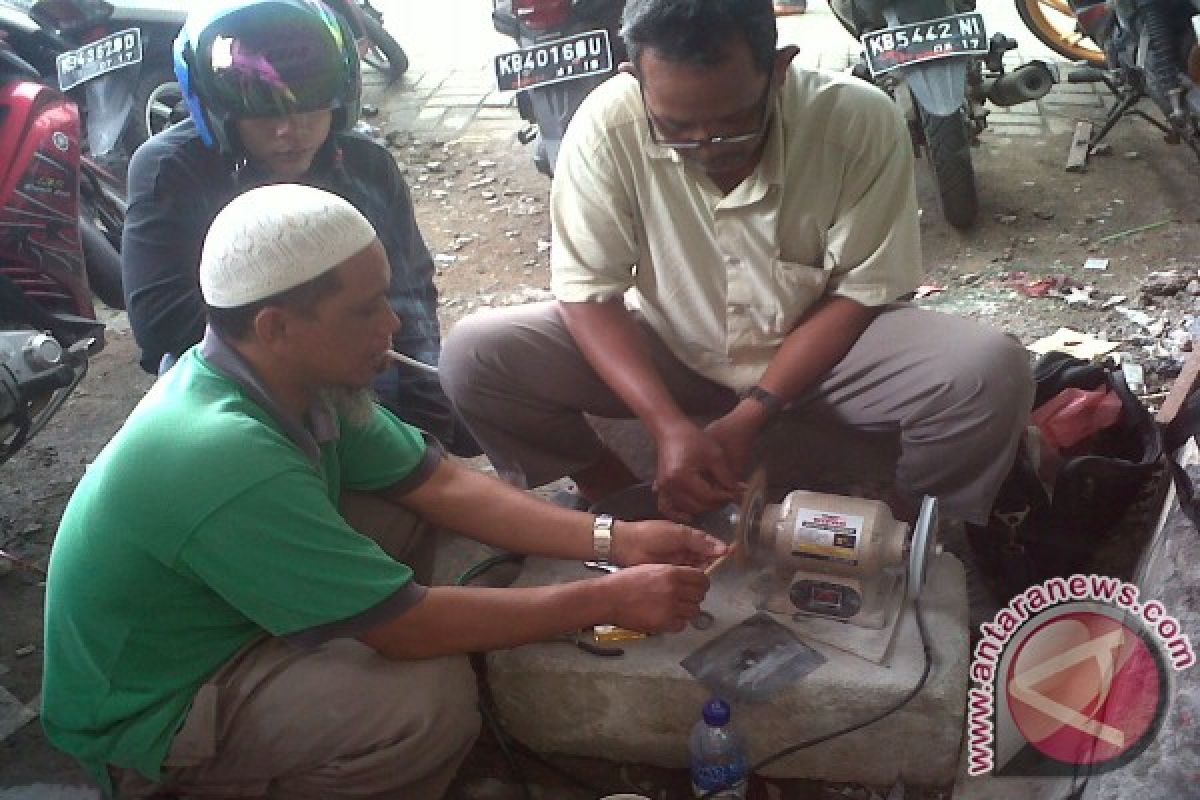 Perajin Batu Cincin Pontianak Kebanjiran Pesanan