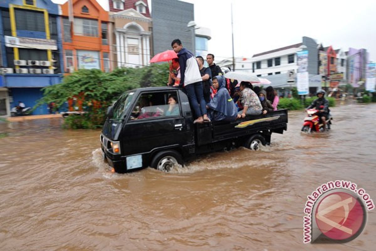 Mobil dinas Wakil Bupati terseret banjir