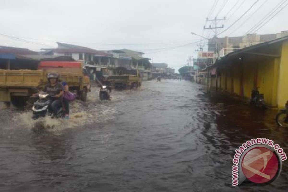 Sejumlah ruas jalan di Kota Singkawang terendam banjir