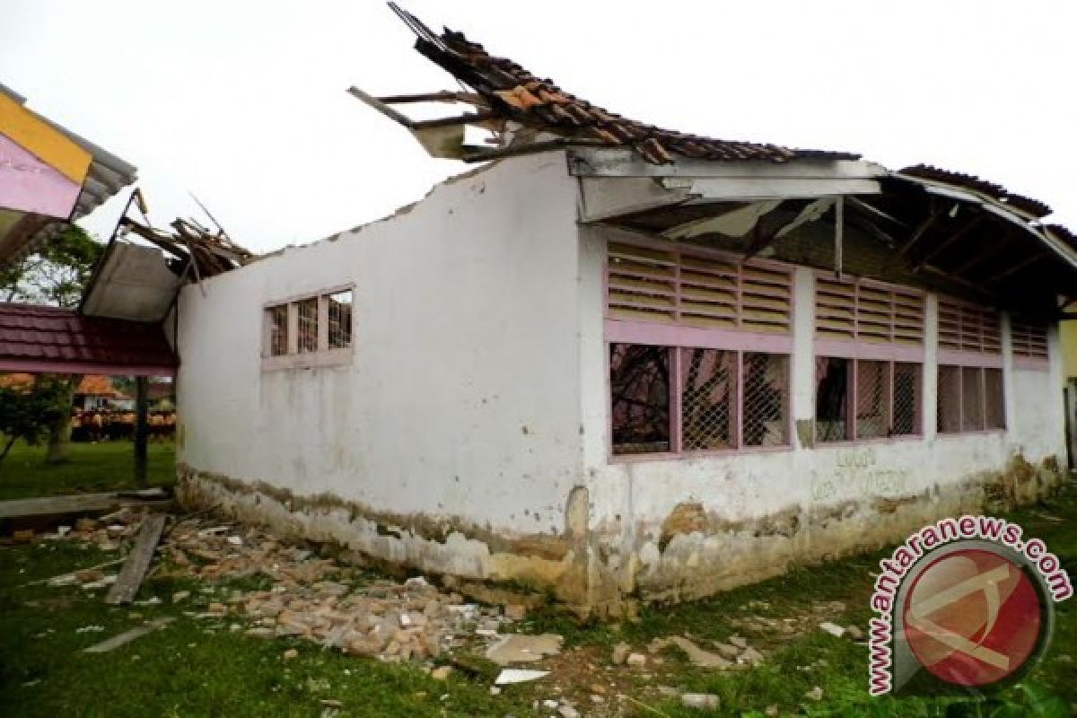 Gedung SMPN 6 Ogan Komering Ulu ambruk