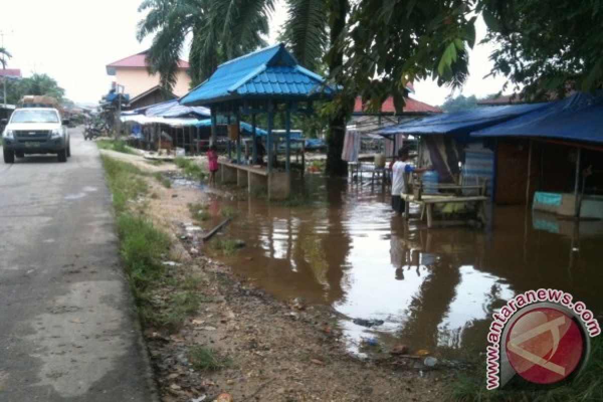 Banjir Mulai Landa Pesisir Sungai Ayak