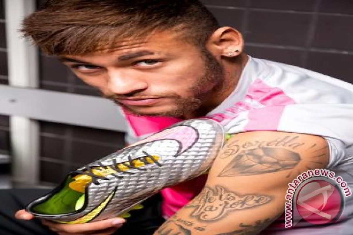 Neymar perkenalkan sepatu Nike terbaru