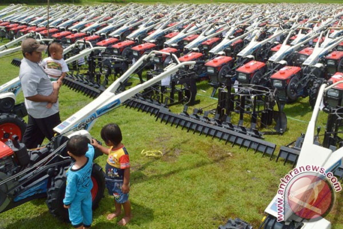 150 unit traktor pemberian hibah sudah tersalurkan