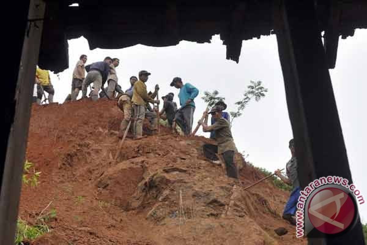 Empat orang meninggal tertimbun longsor di Bengkulu