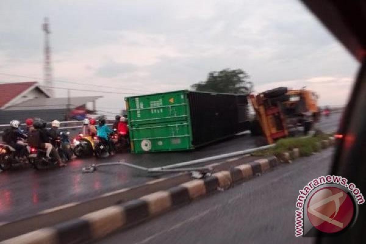 Truk kontainer 30 ton terguling, Bekasi macet parah