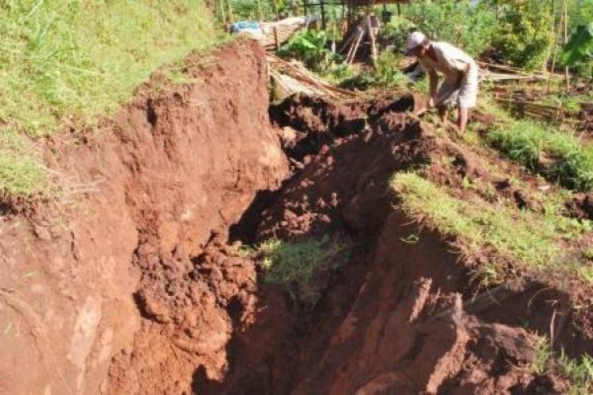 Hujan deras sebabkan longsor di Gunung Kidul