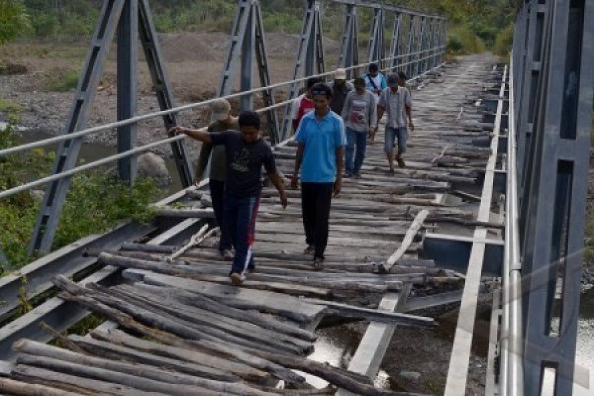 Masyarakat Gotong Royong Bangun Jembatan Gending