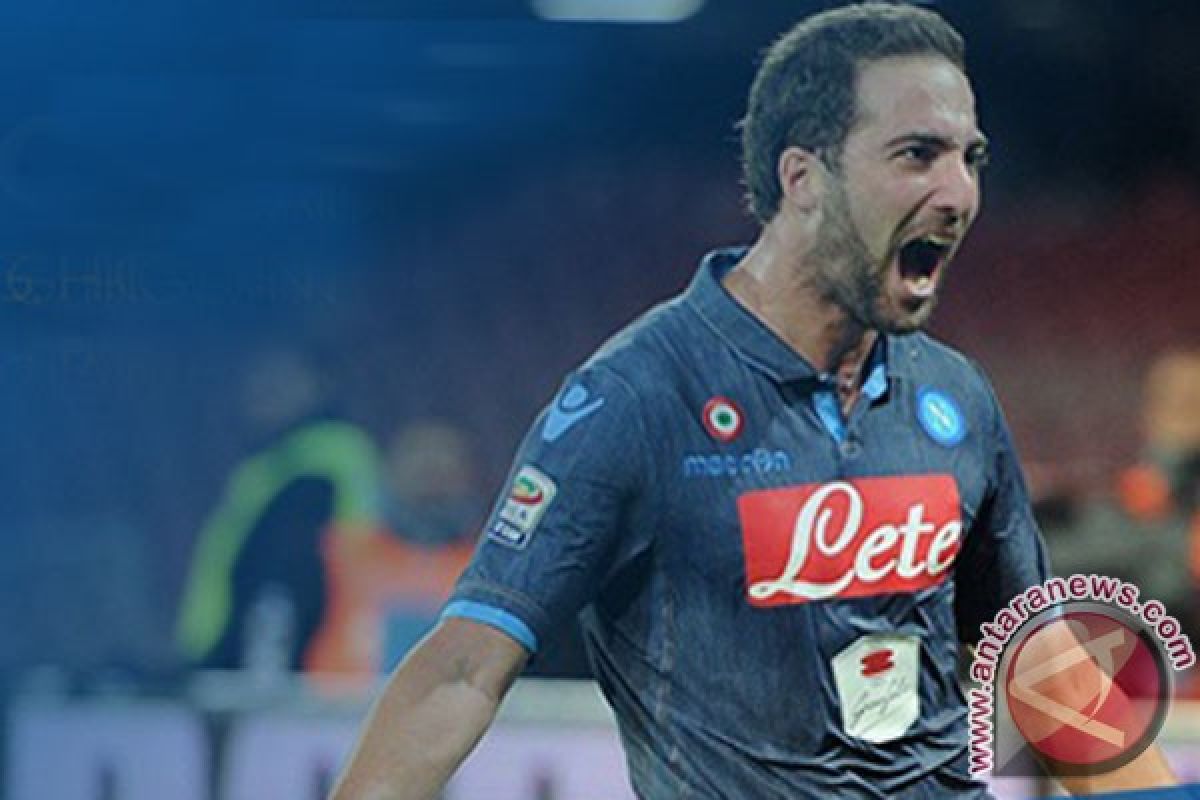 Dua gol Higuain bawa Napoli ke peringkat ketiga