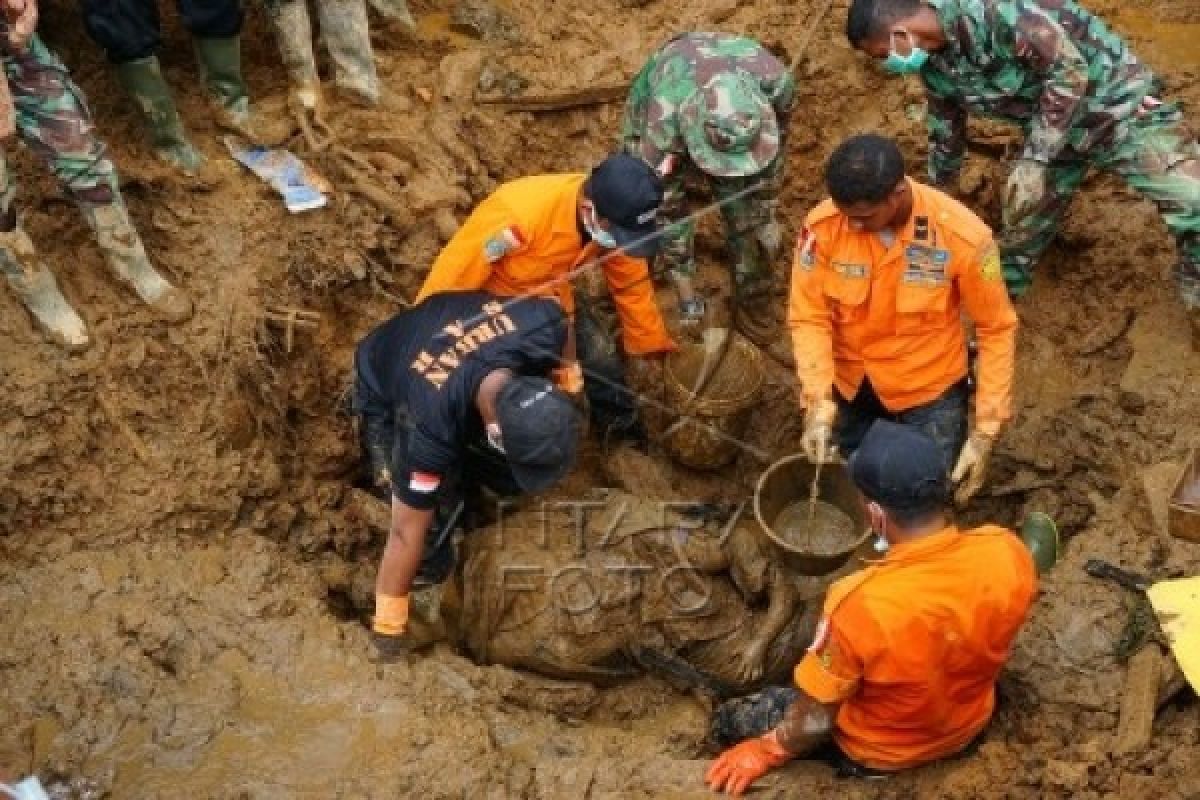 Jenazah ibu dan anak korban gempa Cianjur ditemukan berpelukan