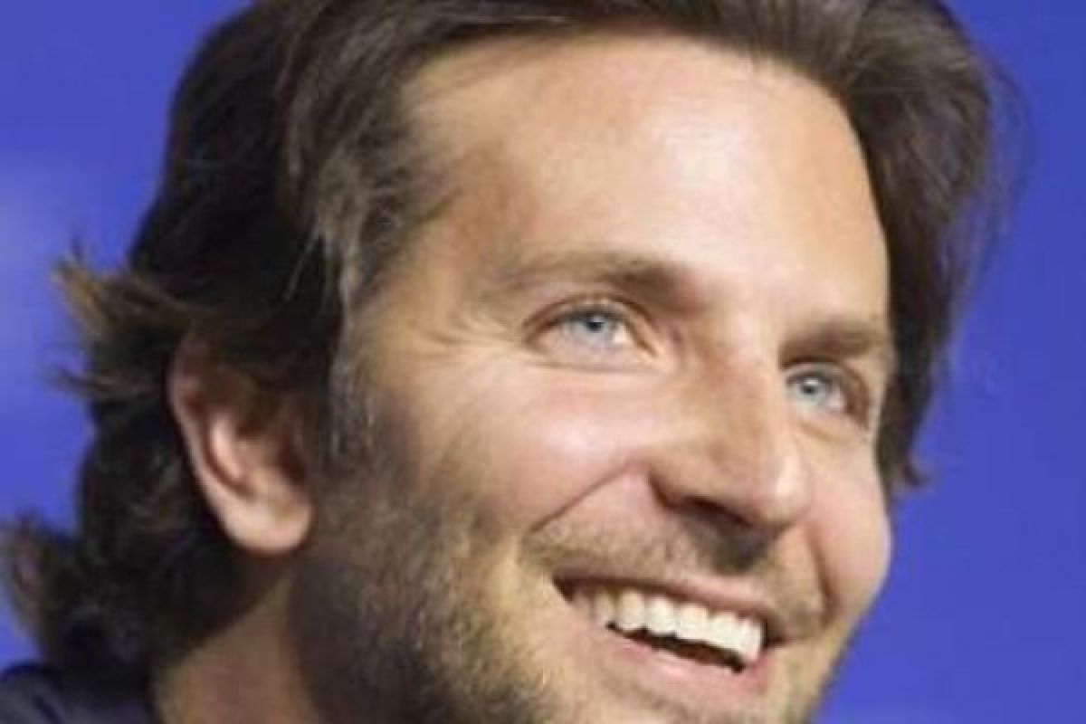 Bradley Cooper Bawa "The Elephant Man" Ke London