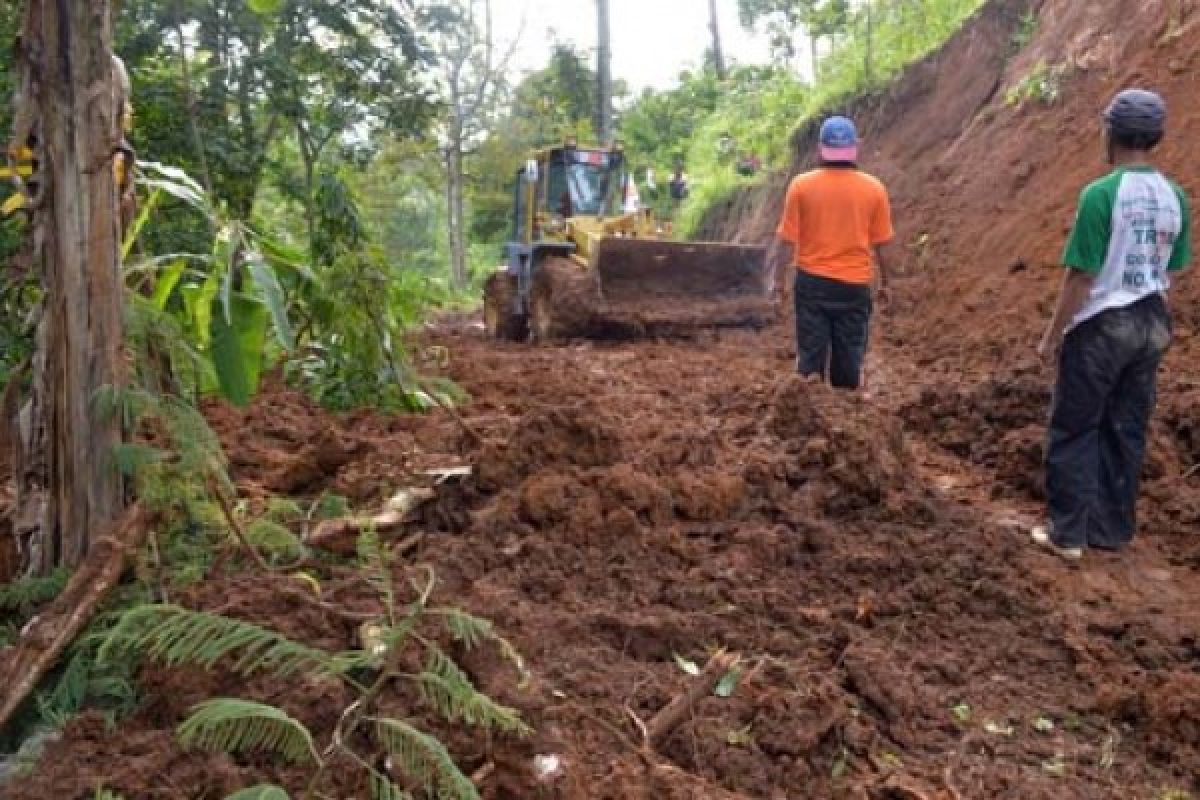 Tanah Longsor Rusak Rumah Warga di Madiun