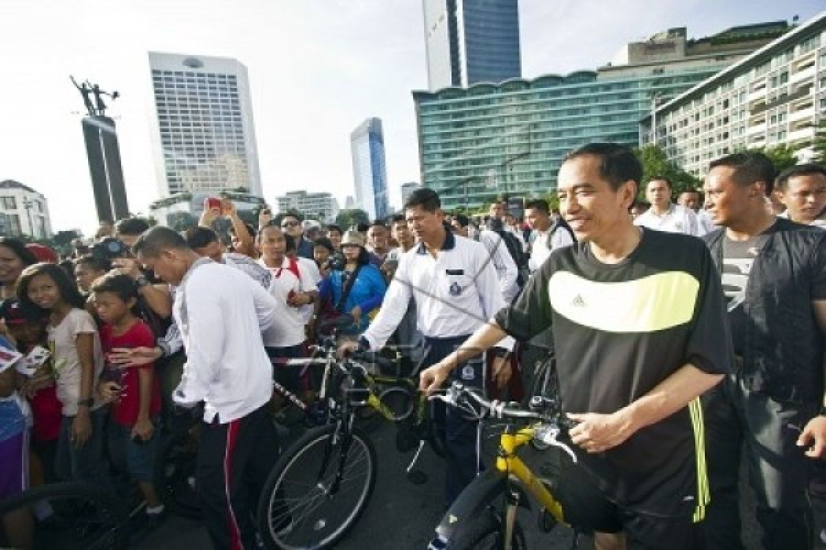 Jokowi dan Iriana senam bersama "Srikandi" di Jakabaring