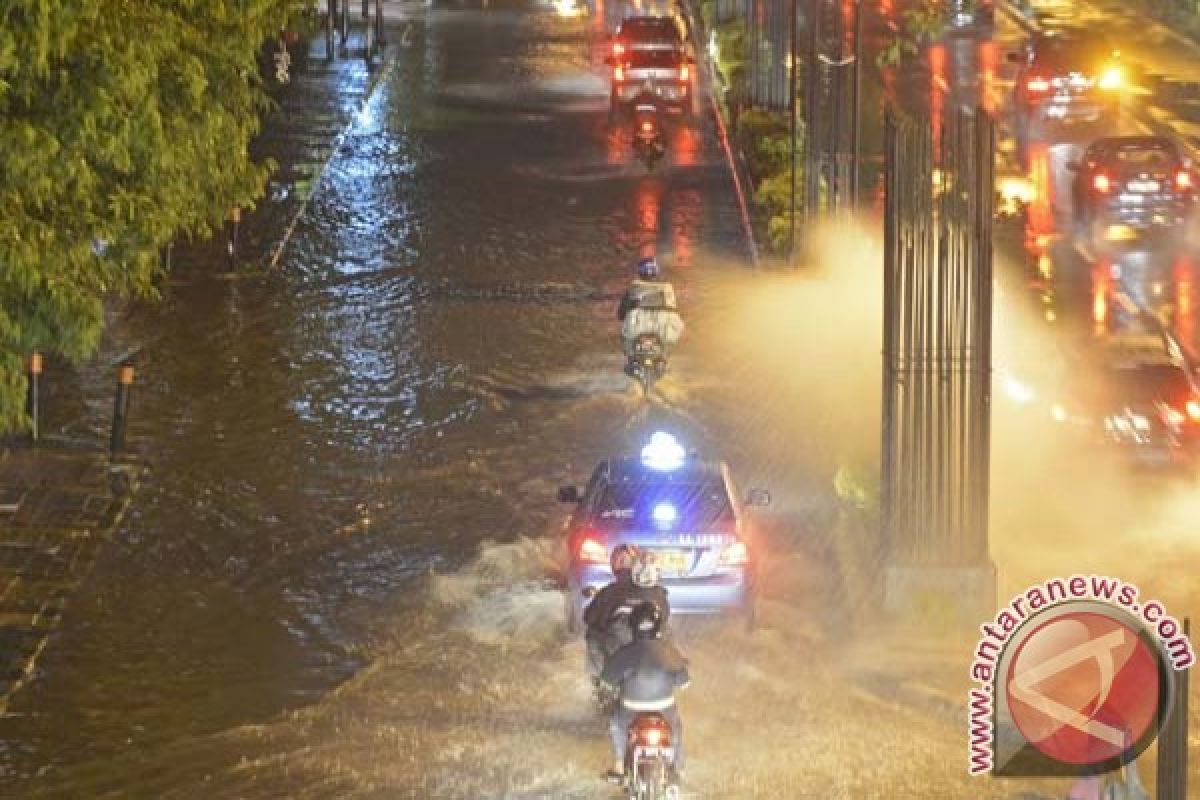 Sejumlah ruas jalan Jakarta macet pascahujan deras