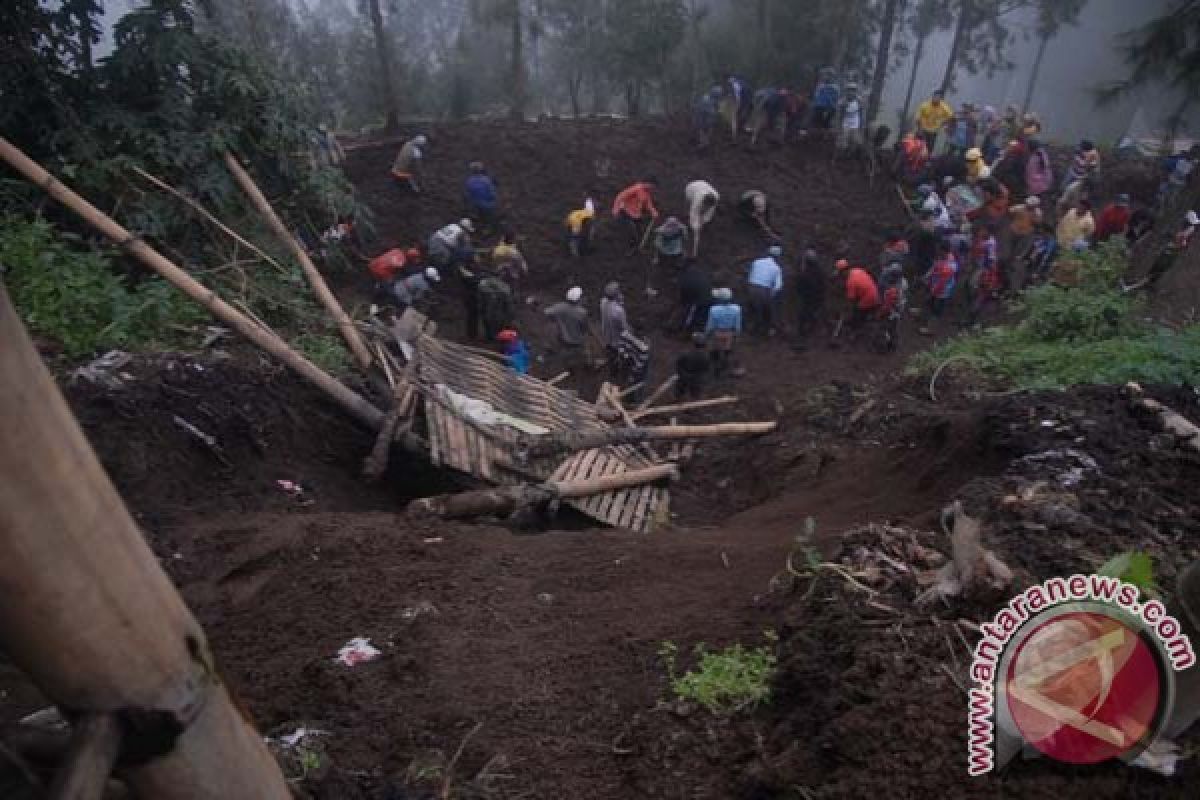 Jalan menuju wisata Gunung Bromo tertimbun longsor