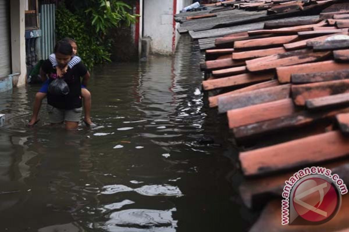 Hampir 11.000 warga Jakarta Barat mengungsi akibat banjir