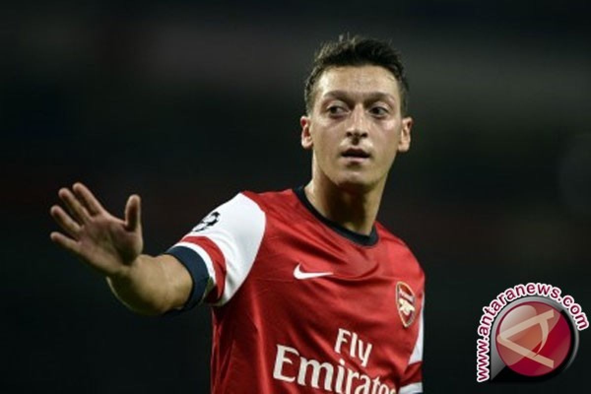 Mesut Ozil bersinar, Arsenal permalukan PSG 5-1