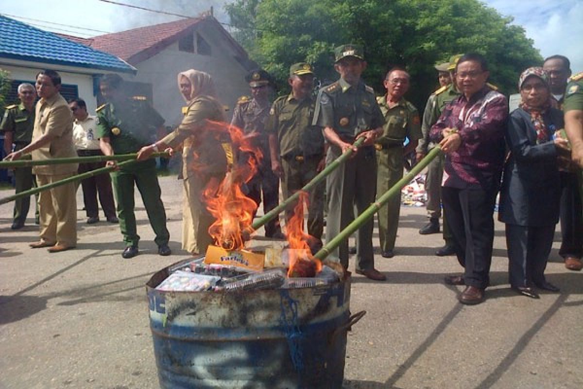 Pos POM Musnahkan Bahan Makanan Kadaluarsa