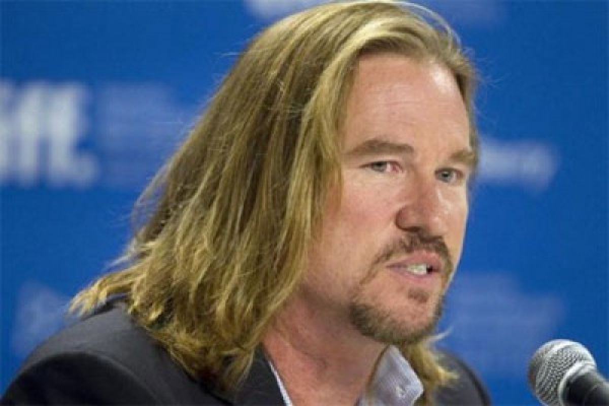 Val Kilmer tepis klaim Michael Douglas soal kanker