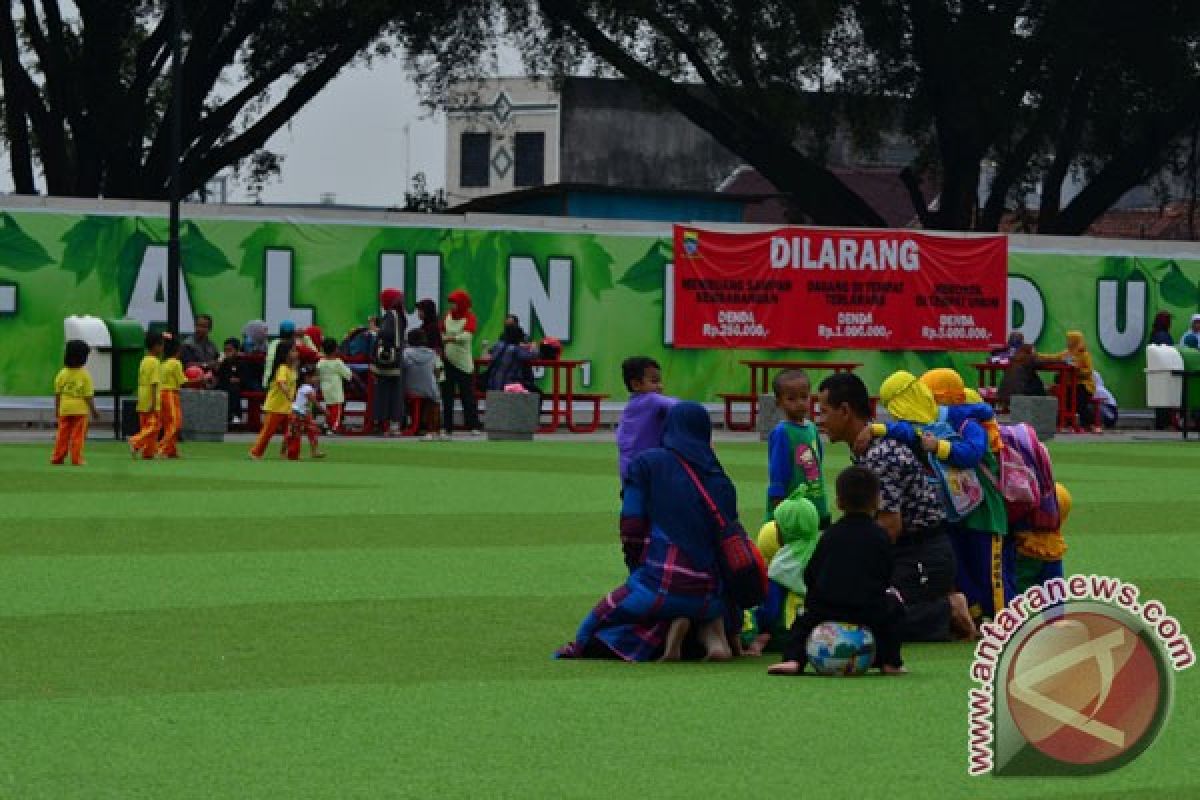 Berbagi bahagia di alun-alun Kota 