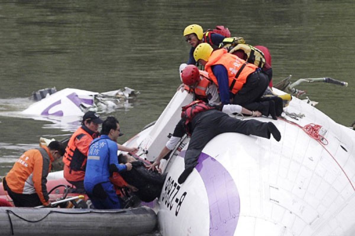 Pesawat TransAsia jatuh di Taiwan, 8 orang tewas