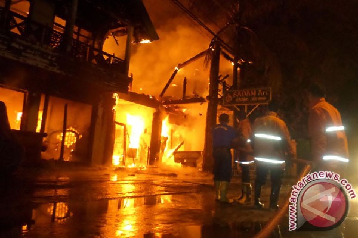 Perusahaan mebel jati "Sadam Art" terbakar, pekerja terjebak