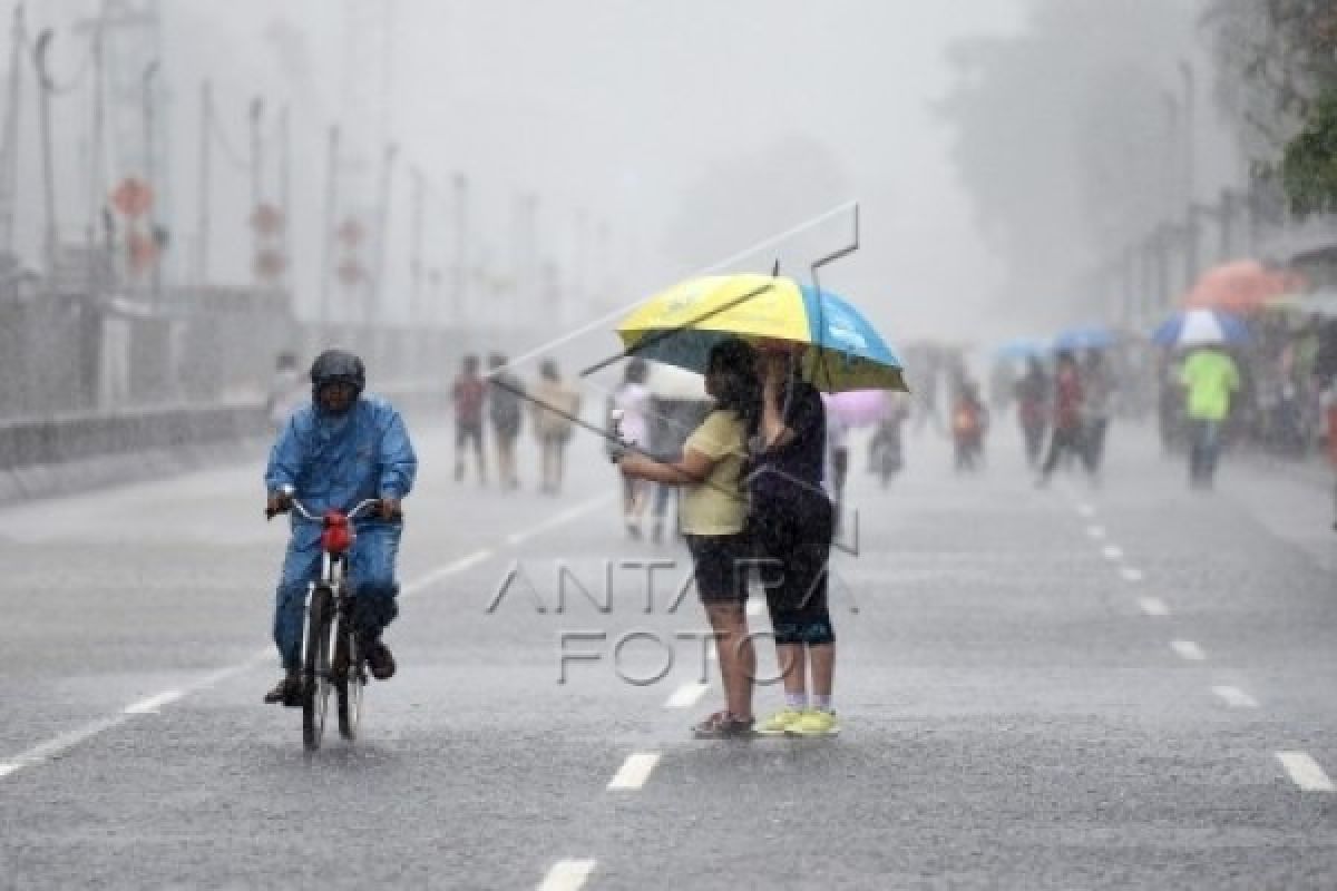 Hujan disertai petir diperkirakan terjadi di Jakarta Minggu siang