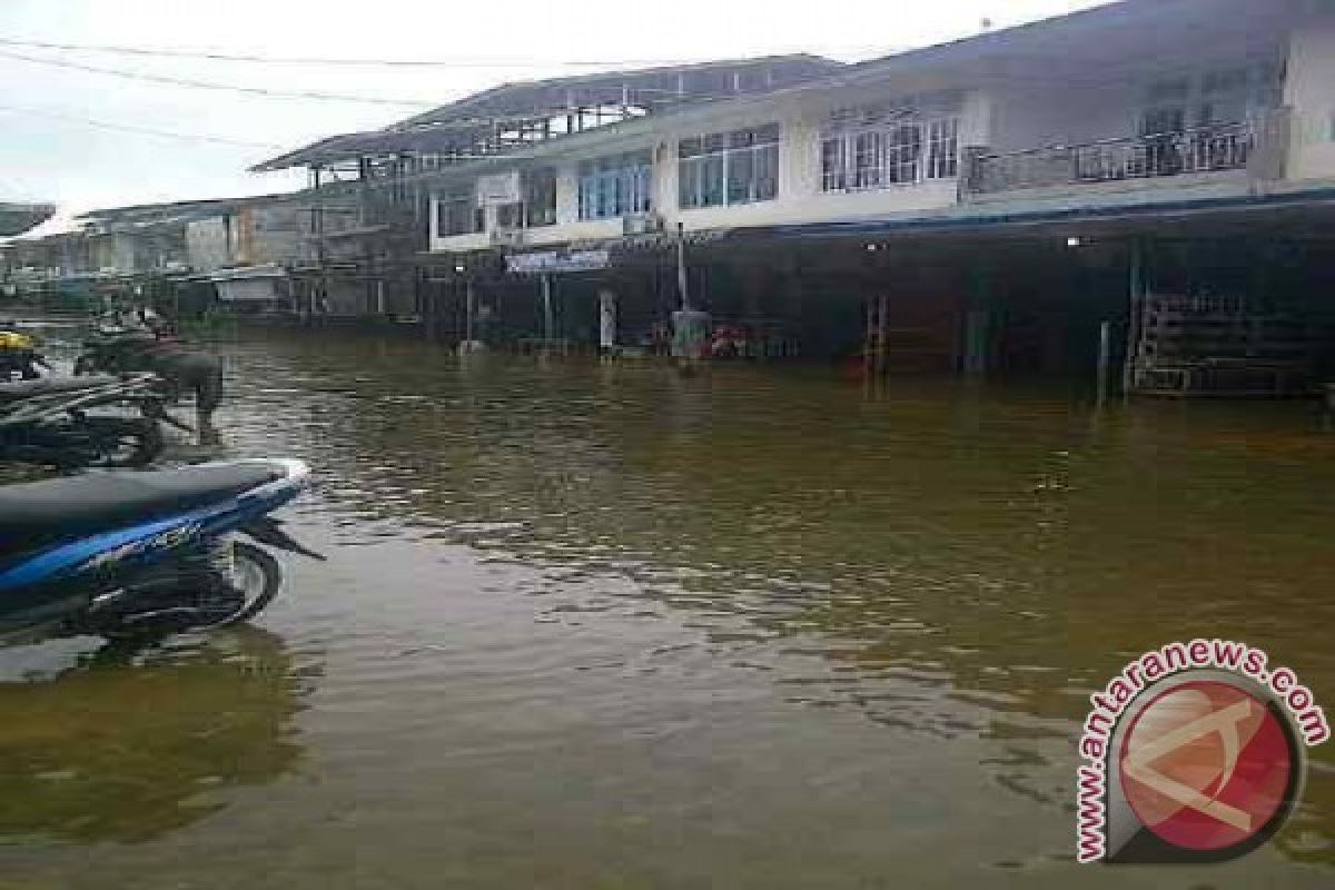 Banjir Di Kota Baru Lumpuhkan Ekonomi Masyarakat