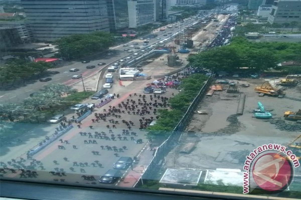 Buruh Turun ke Jalan, MH Thamrin Siang Ini "Lumpuh"