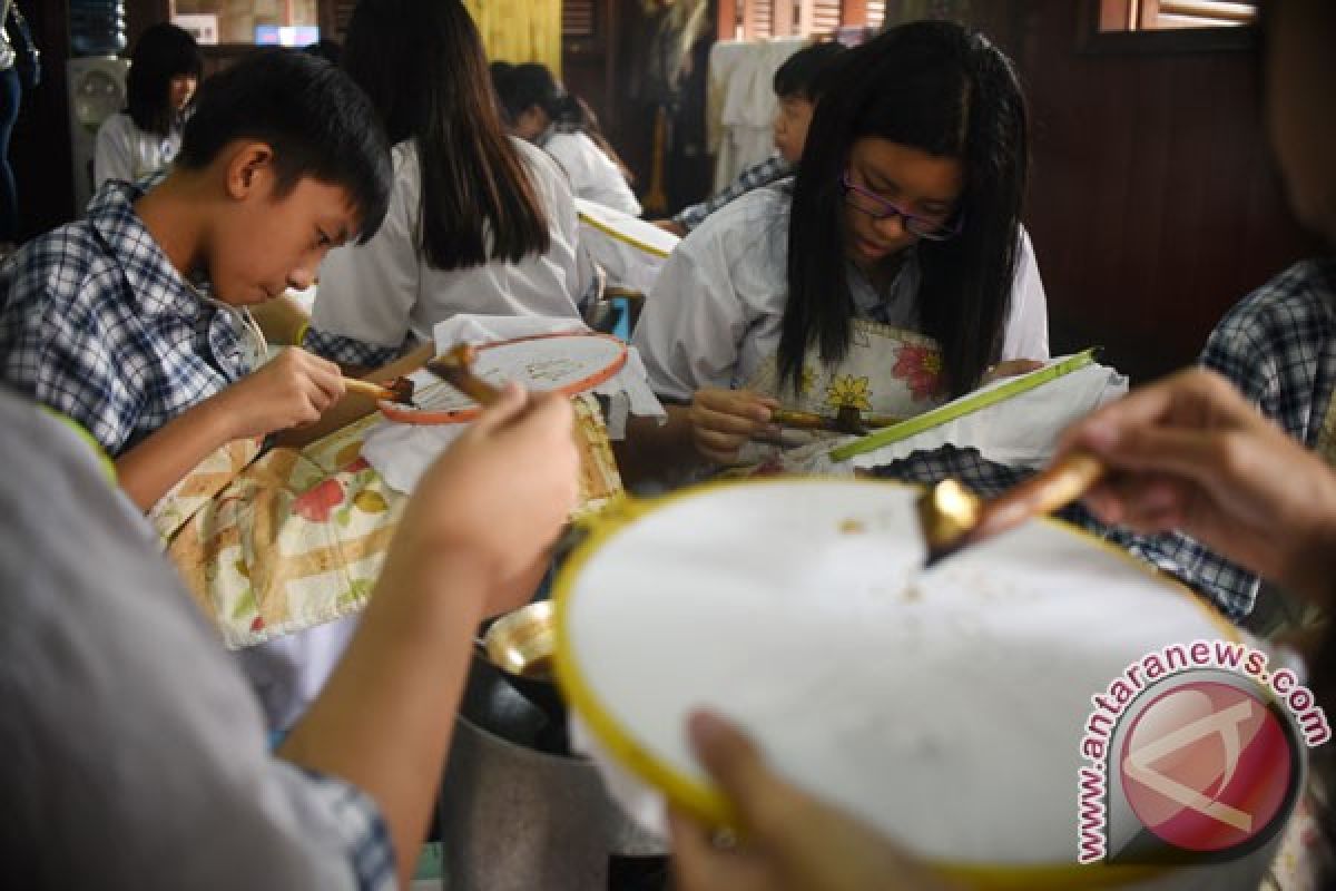 Delapan mahasiswa asing belajar membatik di Malang