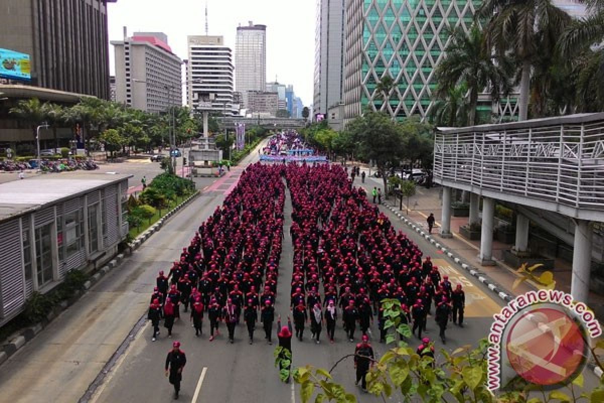 Buruh turun ke jalan, MH Thamrin siang ini "lumpuh"