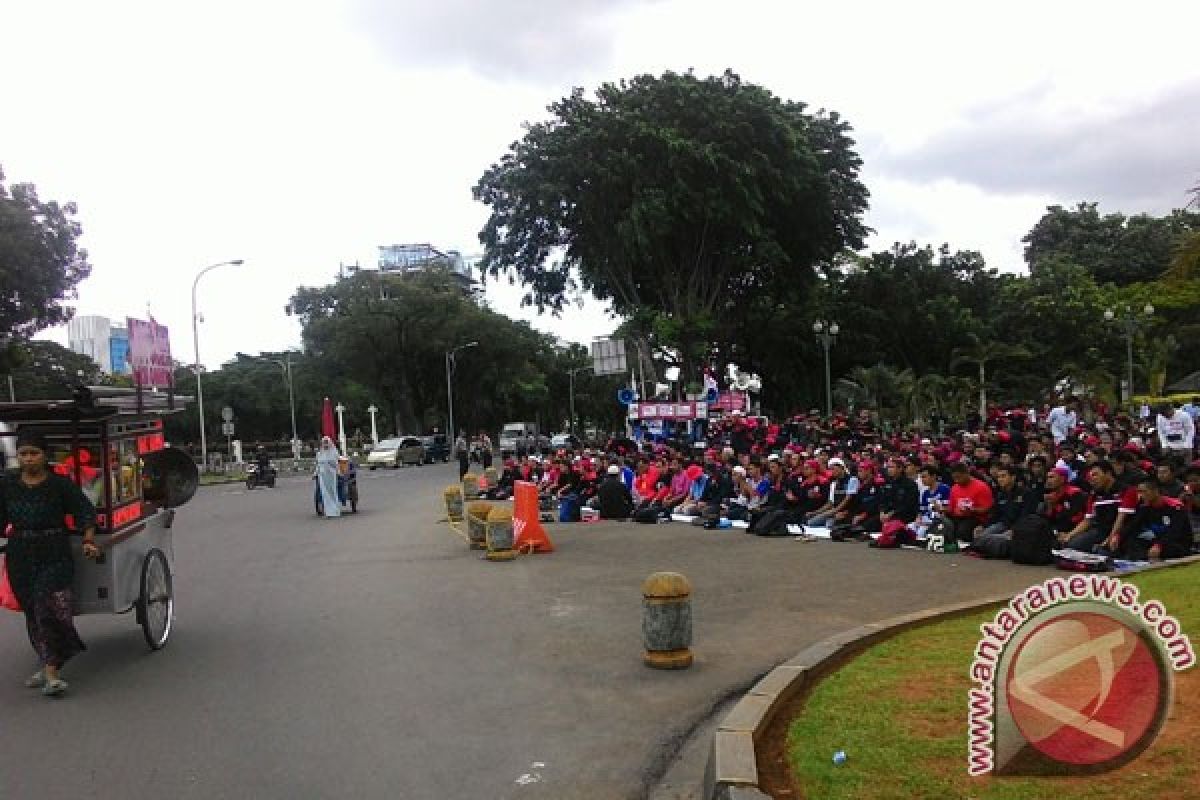 Sholat di depan Istana Merdeka, ini tuntutan buruh