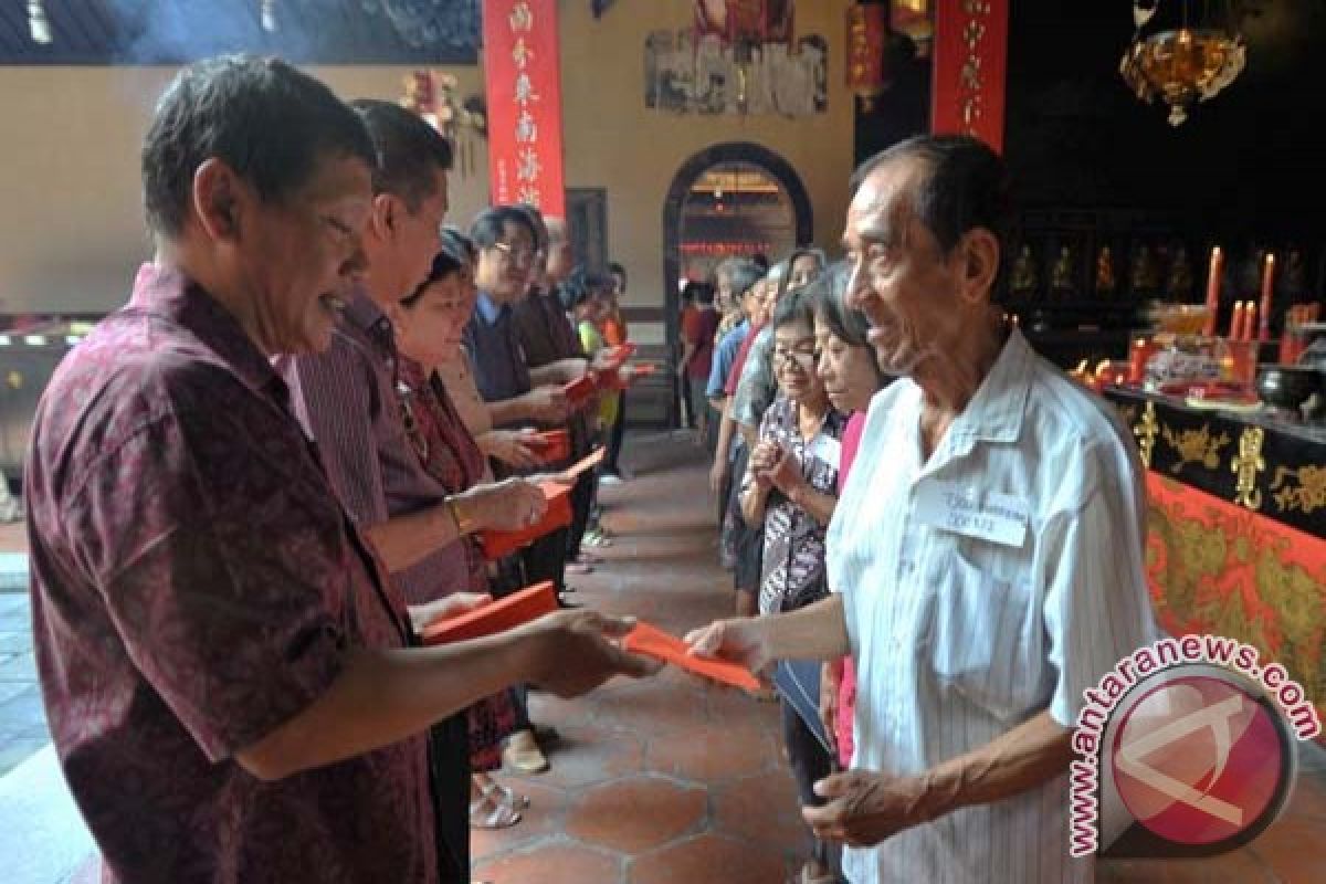 Jemaat kelenteng Bandung rayakan Imlek dengan berbagi angpau