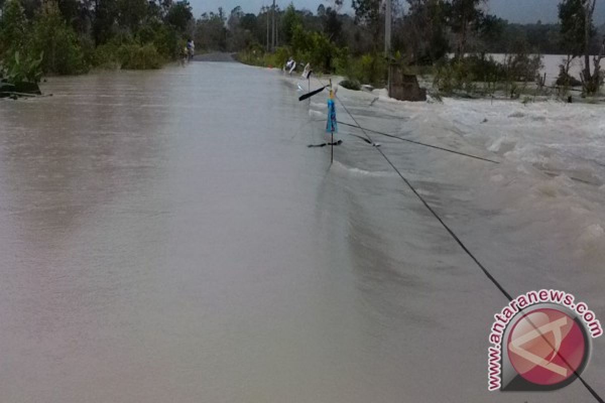 Jalan Utama Menuju Kabupaten Bangka Tengah Putus